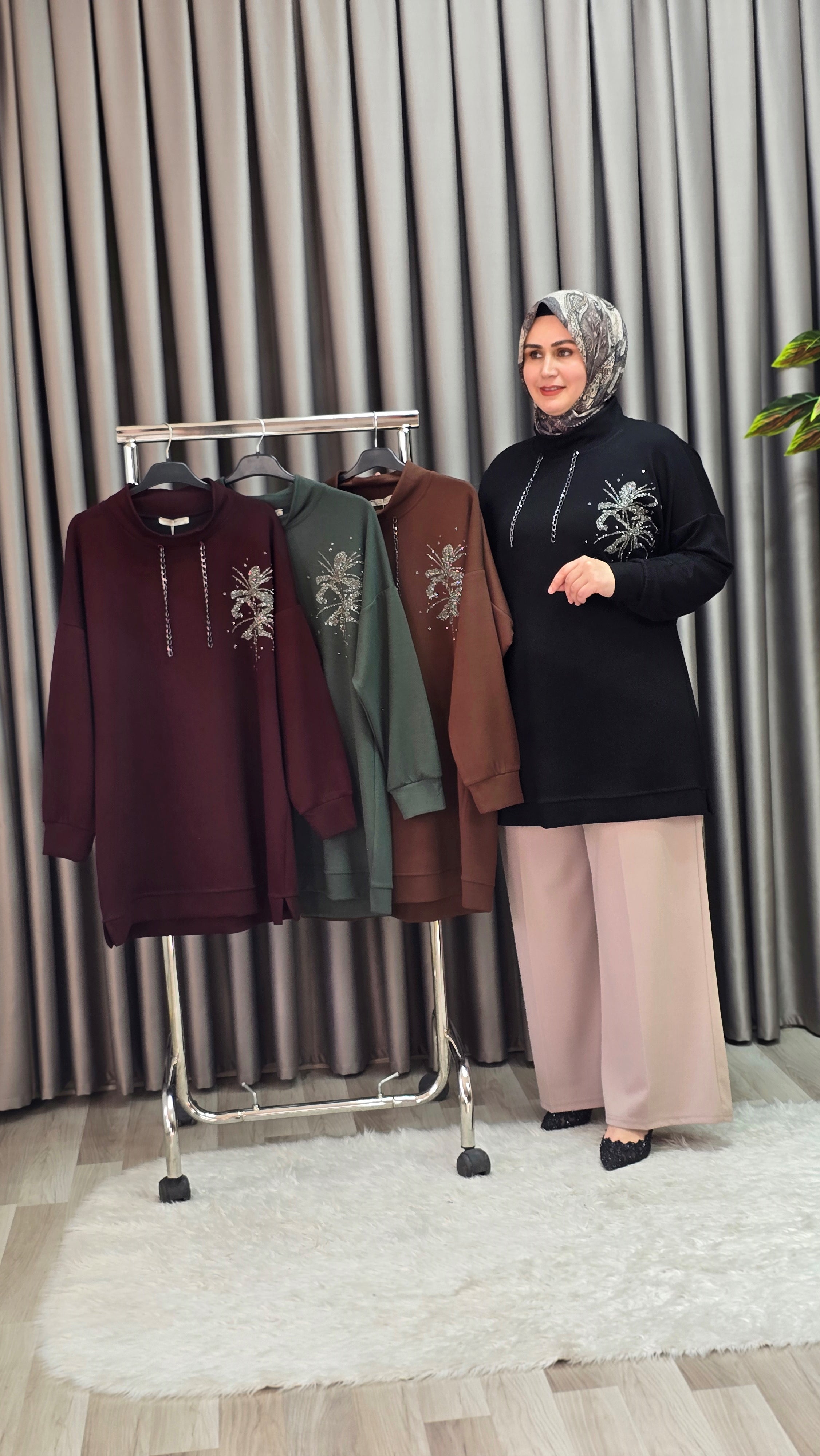 Kadın Büyük Beden Zincir Detaylı Taş İşlemeli Rahat Kalıp Esnek Kumaş Tunik