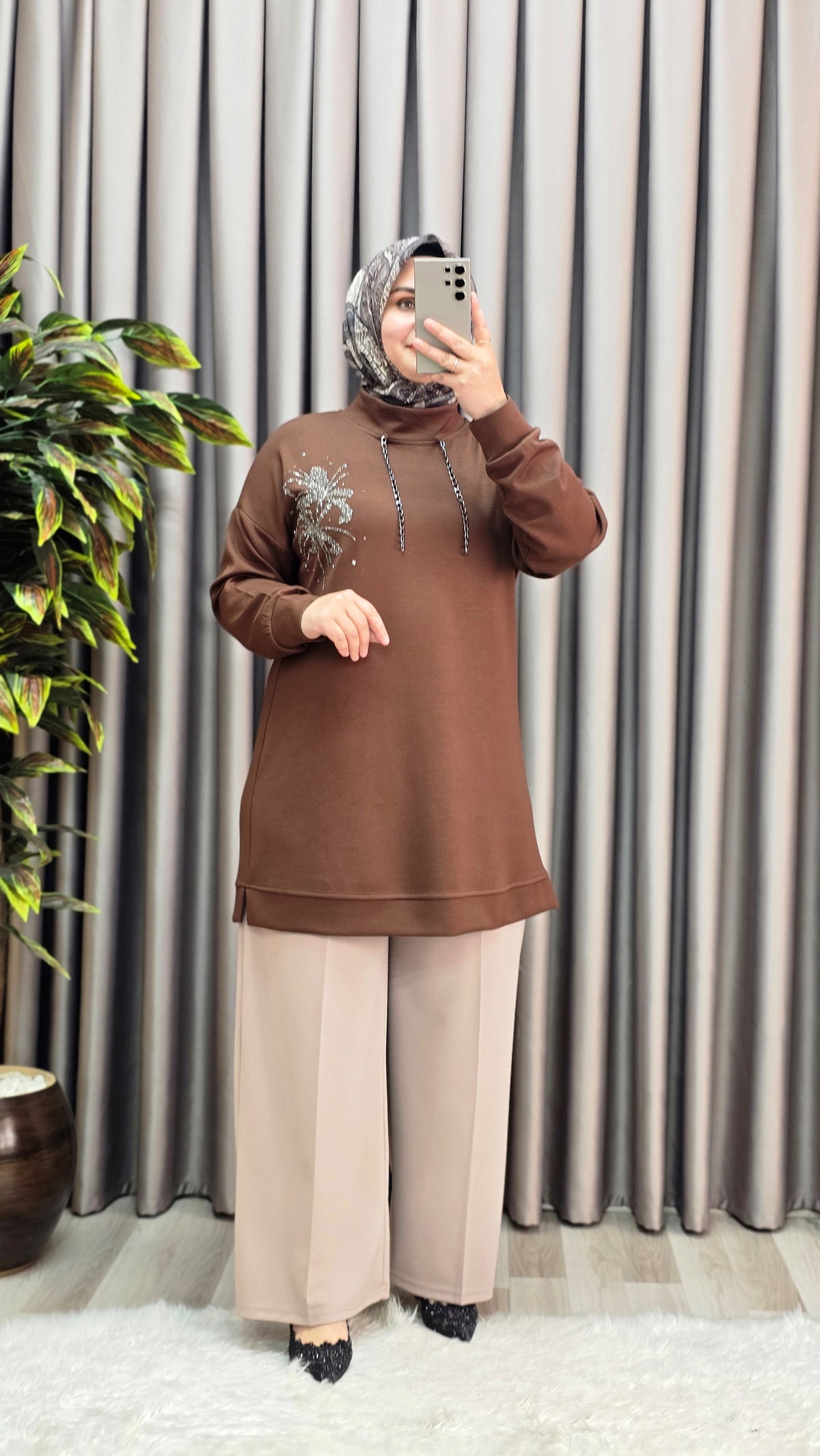 Kadın Büyük Beden Zincir Detaylı Taş İşlemeli Rahat Kalıp Esnek Kumaş Tunik